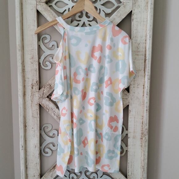 Perfect Peach Women's Short Sleeve Cold Shoulder Dolman T-Shirt Pastel Leopard - Picture 7 of 8
